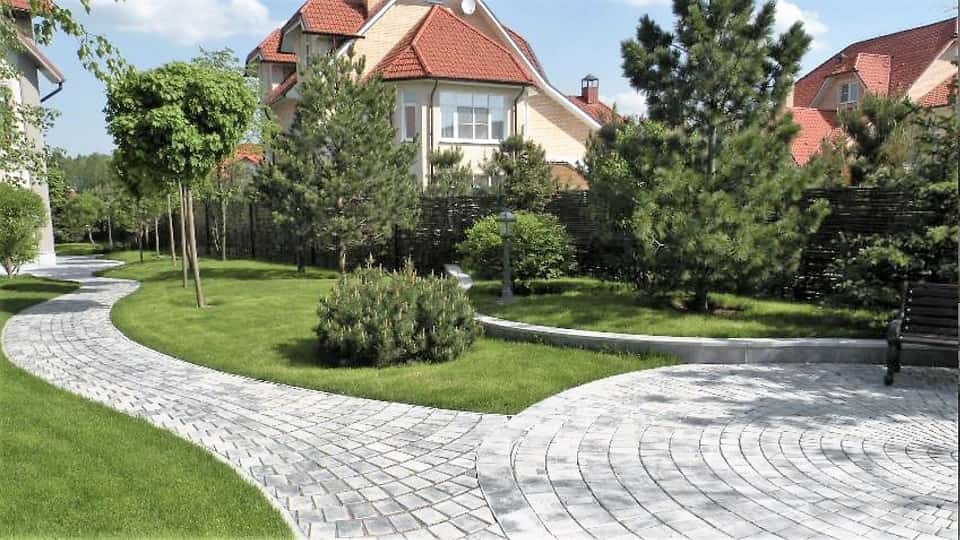 Мощёная дорожка из брусчатки